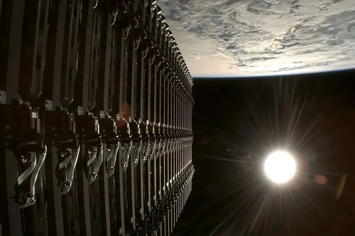 Satelit Starlink SpaceX Pecah di Orbit, Terjun Bebas ke Bumi